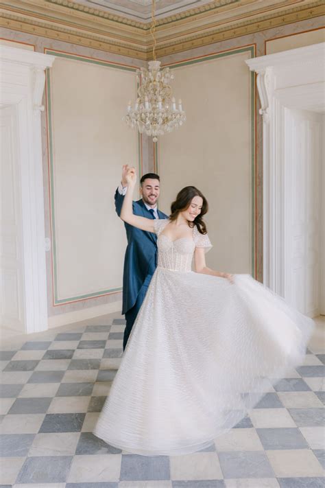 Svadobný pár tancujúci, fotograf zachytáva moment