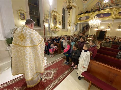 schéma znázorňujúca jednotu krstu, myropomazania a Eucharistie ako procesu kresťanskej iniciácie