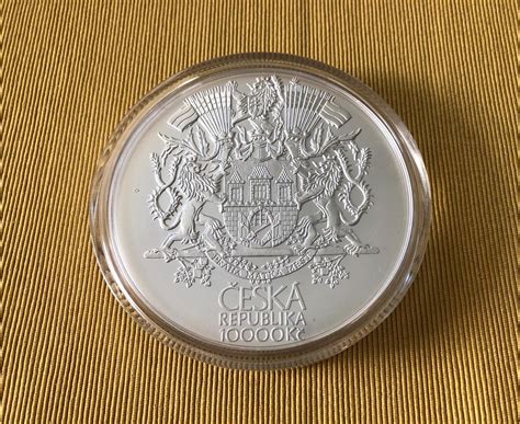 Detail lícnej strany mince 10000 Sk 2003 s hlavou dievčaťa