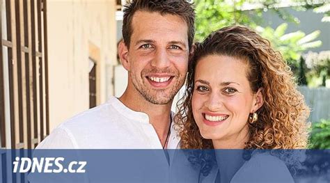 Peter Pecha a Kateřina Pechová na svatební fotografii