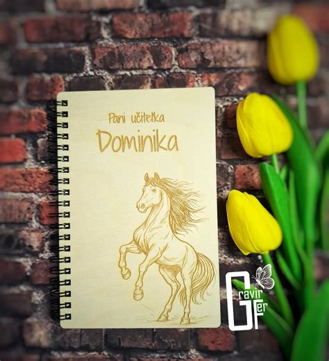 Ilustrácia rôznych personalizovaných darčekov pre tínedžerov ako sú hrnčeky, náramky a zápisníky.