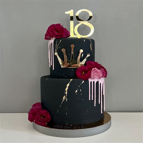 Ilustrácia torty s 18 sviečkami a nadšeným tínedžerom.