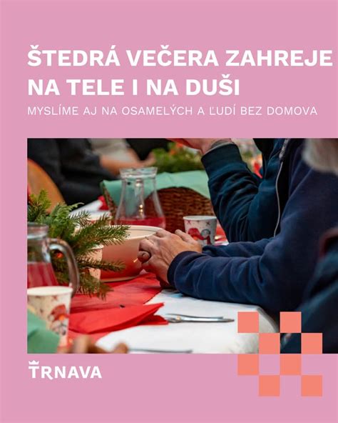 Záber na šťastný pár oslavujúci narodeniny pri spoločnom stole s tortou a sviečkami