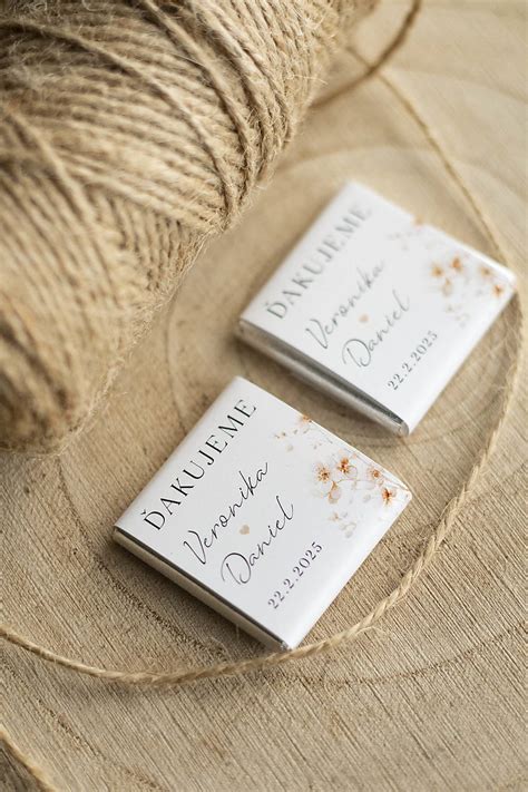 kniha s otvorenými stranami, v pozadí jemné svadobné dekorácie