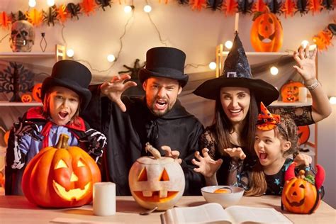 Halloween tekvicová lampa a deti v kostýmoch