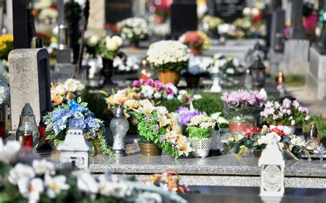 Slovenský cintorín počas Dušičiek osvetlený sviečkami