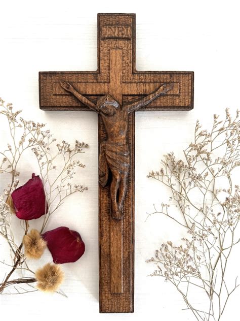 Ekologické dekorácie na hrobe, napr. čerstvé kvety a drevený kríž