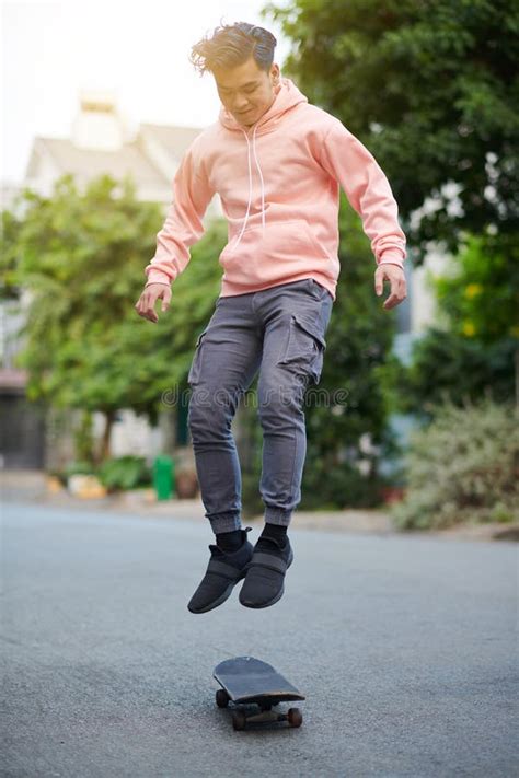 Tematické foto: Chlapec jazdiaci na skateboarde s prilbou