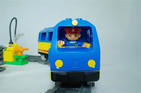Chlapec skladajúci LEGO stavebnicu vlaku