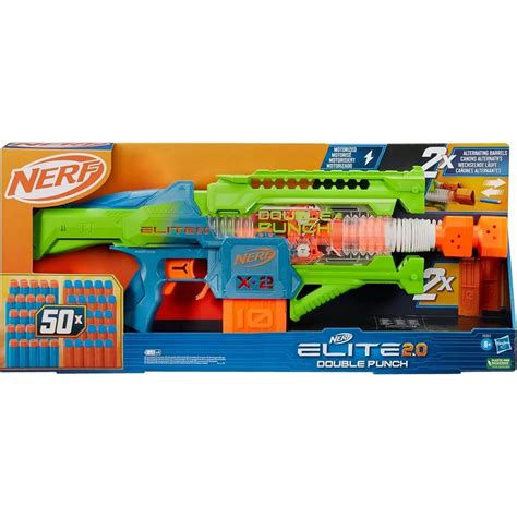 Chlapec s NERF blasterom pri hre v záhrade