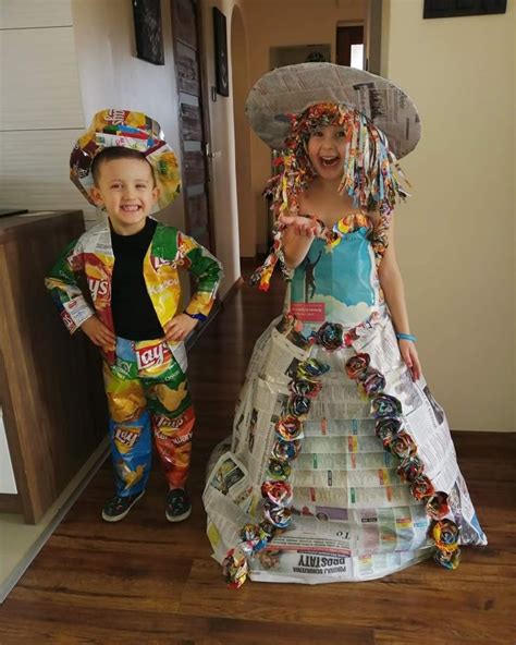 rodič a dieťa vyrábajúce kostým z recyklovaných materiálov