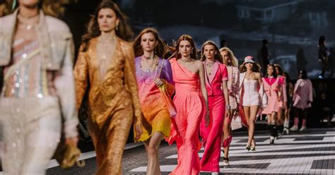 Módna prehliadka Liu Jo s modelmi zdôrazňujúcimi ženskosť