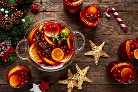 rozložené ingrediencie na prípravu vianočného punču: ovocie, koreniny, šťavy, čaj