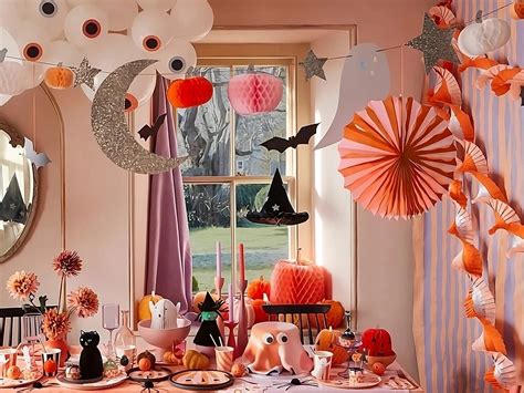 Foto dekorácií na halloweensku párty vrátane strašidelných tanierov a rekvizít