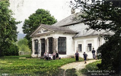 Exteriér zrekonštruovaného hotela Svätojánsky kaštieľ v Liptovskom Jáne, obklopeného prírodou