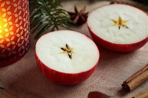 Tematické foto: Vianočné krájanie jablka s rodinou