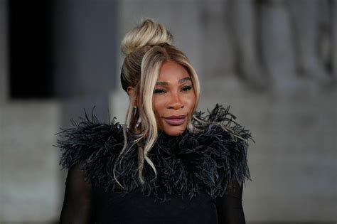Serena Williams v šatách Versace s teniskami Nike