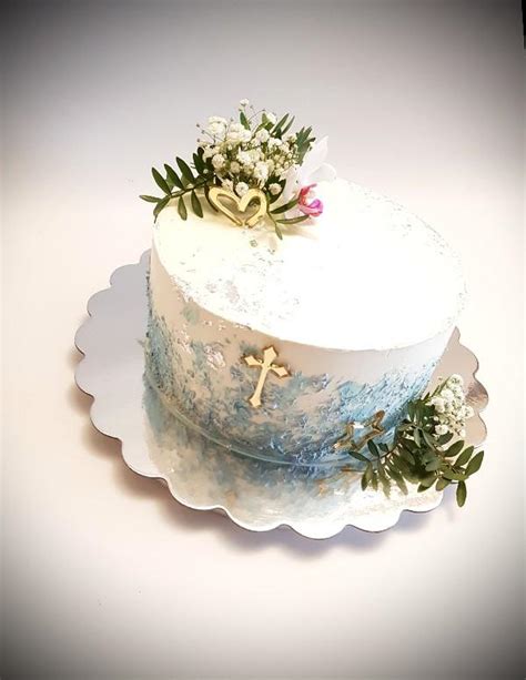 Torta s krížom a kvetinami na prvé sväté prijímanie