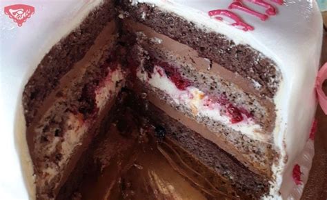 Kakaová torta s čokoládovou plnkou a krížom z cukrovej hmoty