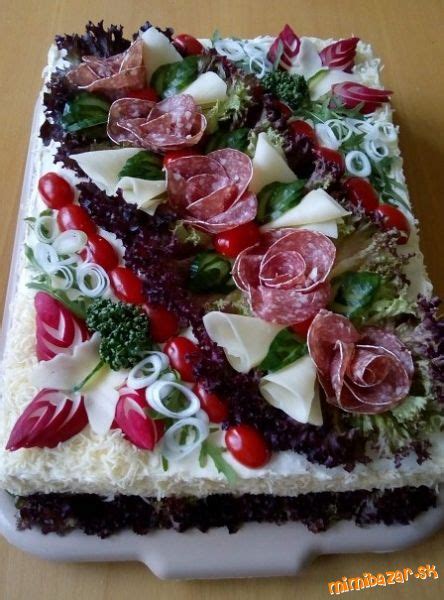 Slávnostná slaná torta s vrstvami údenín a syra