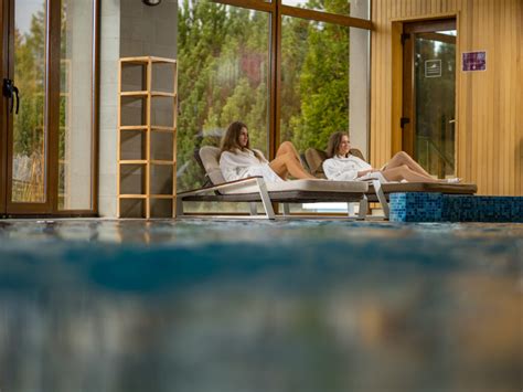Fotografia páru relaxujúceho vo wellness centre