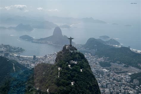 Panoramatický pohľad na Rio de Janeiro z vrchu Corcovado s dominantou Krista Spasiteľa a plážou Copacabana