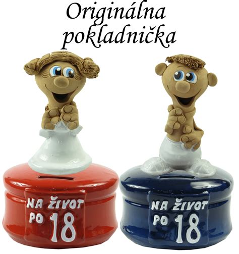 oslavovanec sfukuje sviečky na torte s číslom 18, okolo neho rodina a priatelia