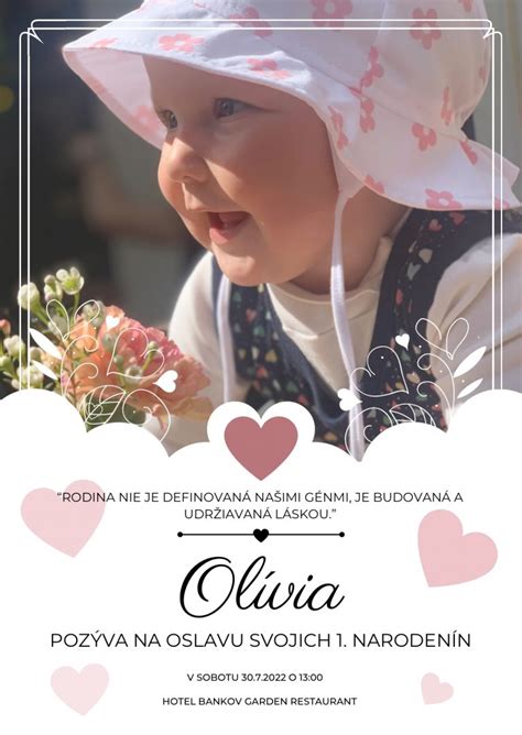 rodič objíma svojho dospelého syna alebo dcéru počas narodeninovej oslavy