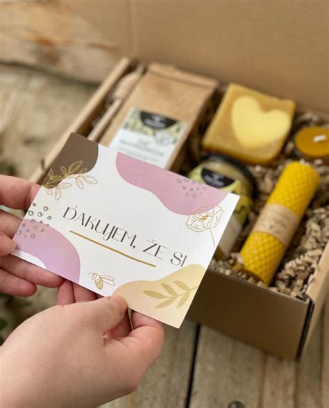 DIY darčeky: pohár s ingredienciami na pečenie, ručne robené mydlo, zarámovaná kresba