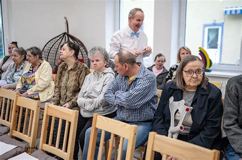 Tematické foto: klienti DSS Rozsutec ponúkajú svoje ručne vyrobené dekorácie na komunitných trhoch