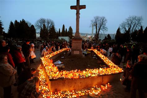 fotografia zapálených sviečok na hroboch