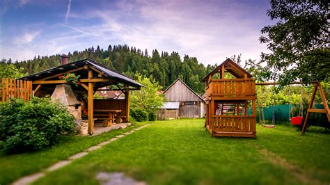 Panoramatická fotografia Penziónu Suchá s okolitou prírodou a chatami