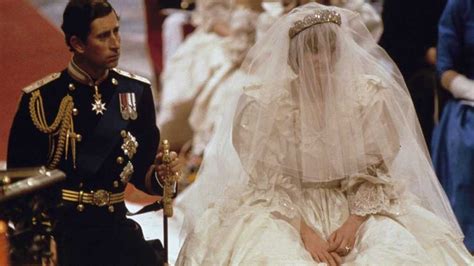 Záber z veľkolepého svadobného sprievodu princa Charlesa a princeznej Diany v Londýne