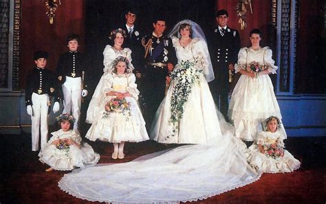 Detailná schéma svadobných šiat princeznej Diany s vyobrazením vlečky a doplnkov