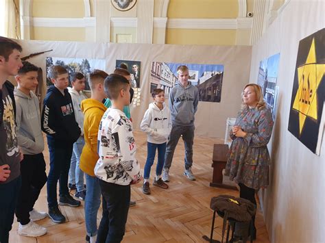 ilustračné foto s rôznymi výtvarnými potrebami a rukami detí pri tvorení