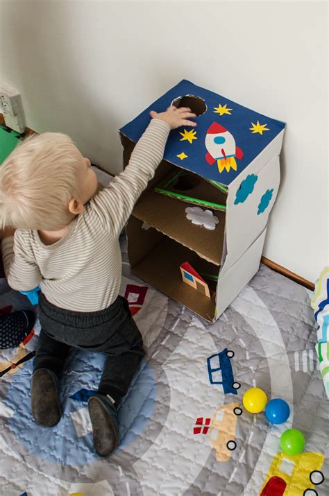 fotografia dieťaťa v kreatívnom DIY kostýme (napr. legová kocka alebo cupcake)