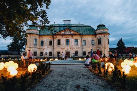 Detailná fotografia rokokovej štukovej výzdoby na fasáde Soosovsko-Géczyovského kaštieľa.