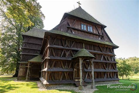 Fotografia interiéru dreveného artikulárneho evanjelického kostola v Hronseku, zdôrazňujúca drevené konštrukcie.