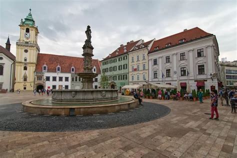 Tematické foto: Hlavné námestie v Rimavskej Sobote s vianočným stromčekom a výzdobou