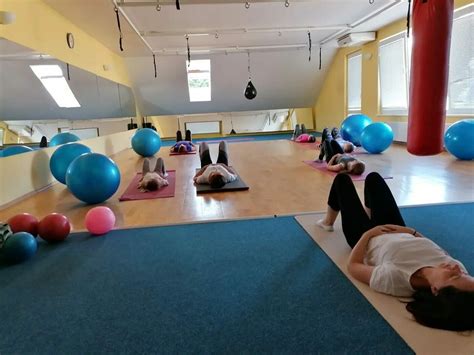 Motivujúci obrázok šťastných ľudí cvičiacich vo fitness centre
