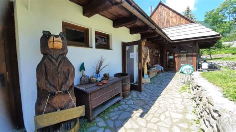 symbolický obrázok zobrazujúci mierumilovnú a láskavú ženu v tradičnom slovenskom prostredí