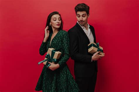 fotografia tematického vianočného svetra a jednoduchého, ale elegantného vianočného outfitu