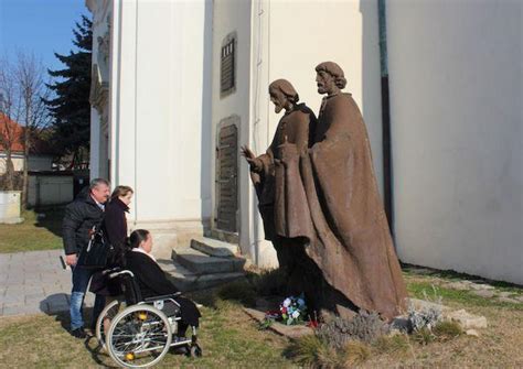 Fotka svadobného páru pred kostolom