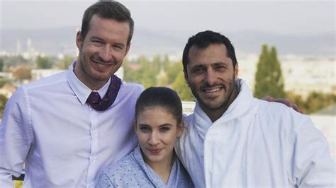 Scéna z finále štvrtej série, kde Alex prichádza na svadbu.