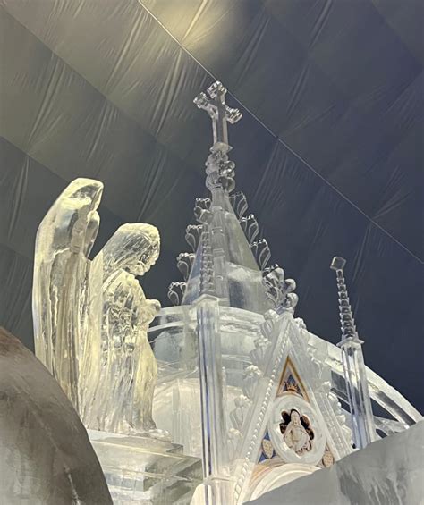 Detail ľadovej sochy apoštola v Tatranskom ľadovom dóme