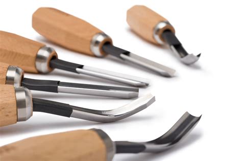 Tematické foto: Rezbárske dláta a drevené figúrky