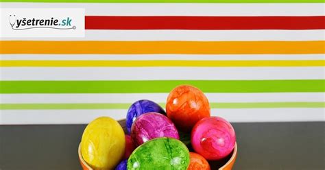 séria farebných maľovaných vajíčok v košíku