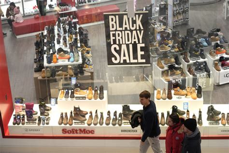 Ľudia nakupujúci na Boxing Day výpredajoch
