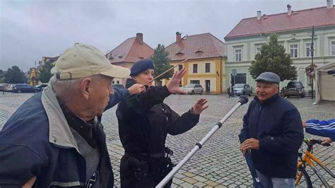 ženích sedí, zatiaľ čo ho koumbaros holí