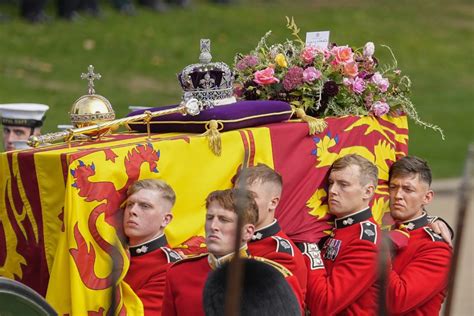 Archívna fotografia svadobného obradu kráľovnej Alžbety II. a princa Philipa vo Westminsterskom opátstve